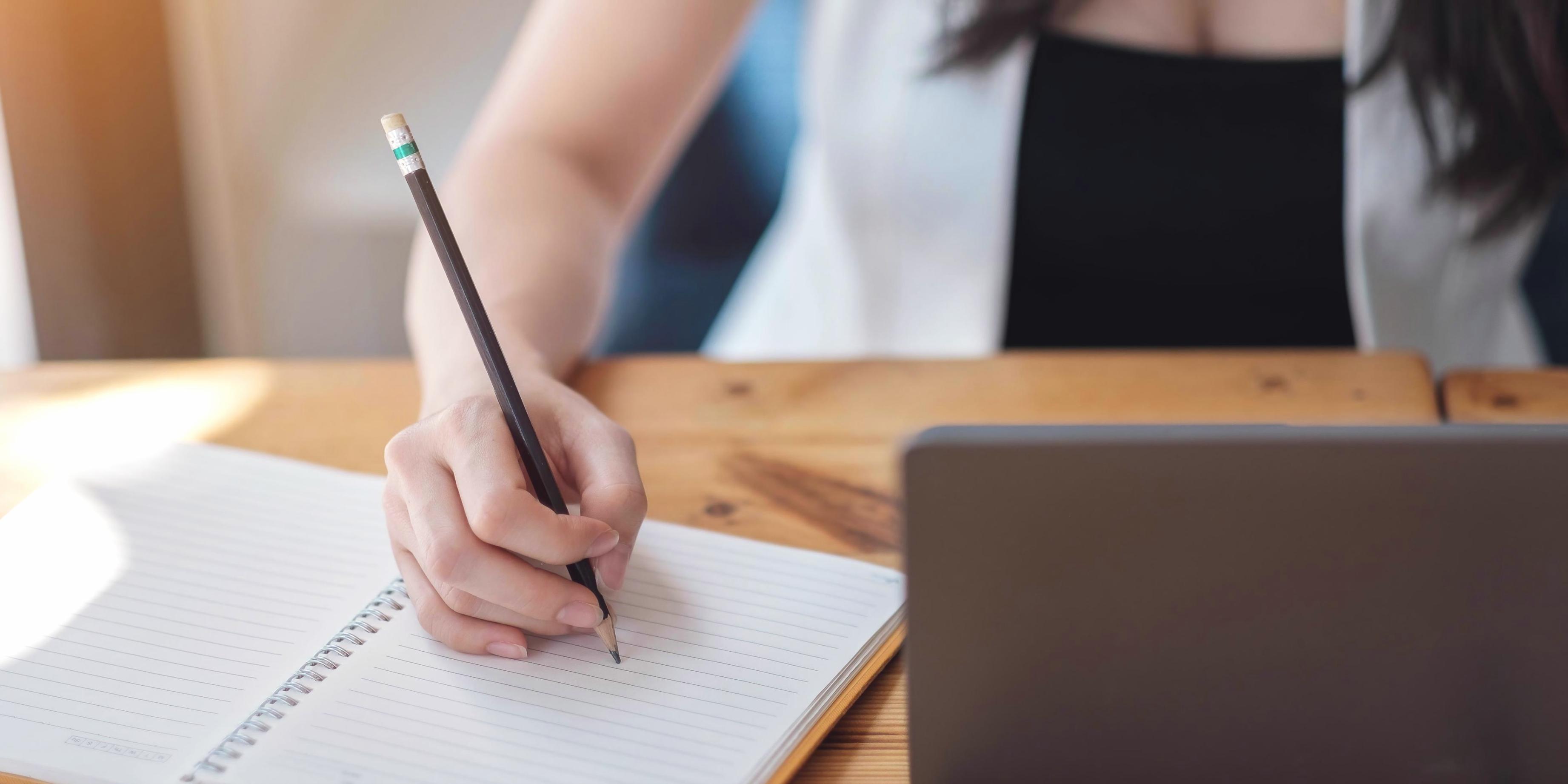 Students collaborating in an interactive online group learning session